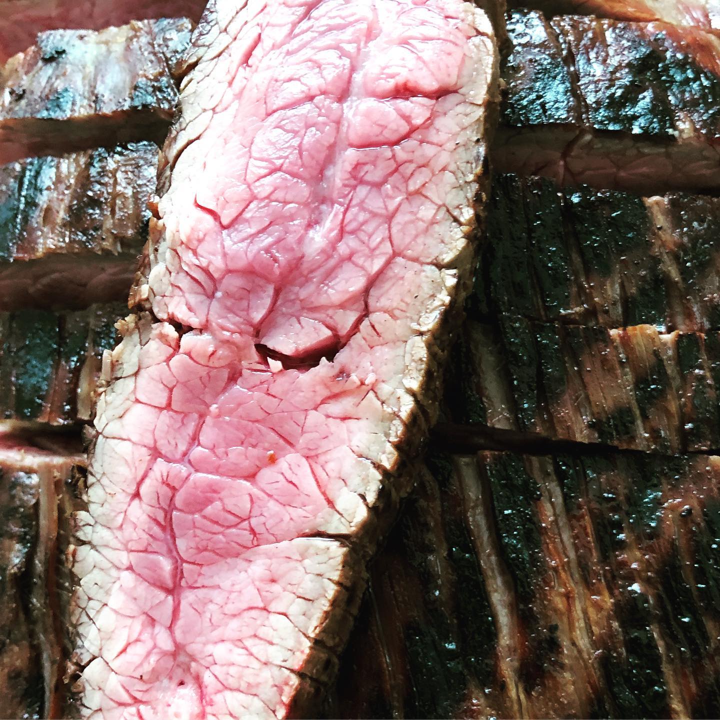 Aufgeschnittenes Flanksteak mit kräftiger Kruste