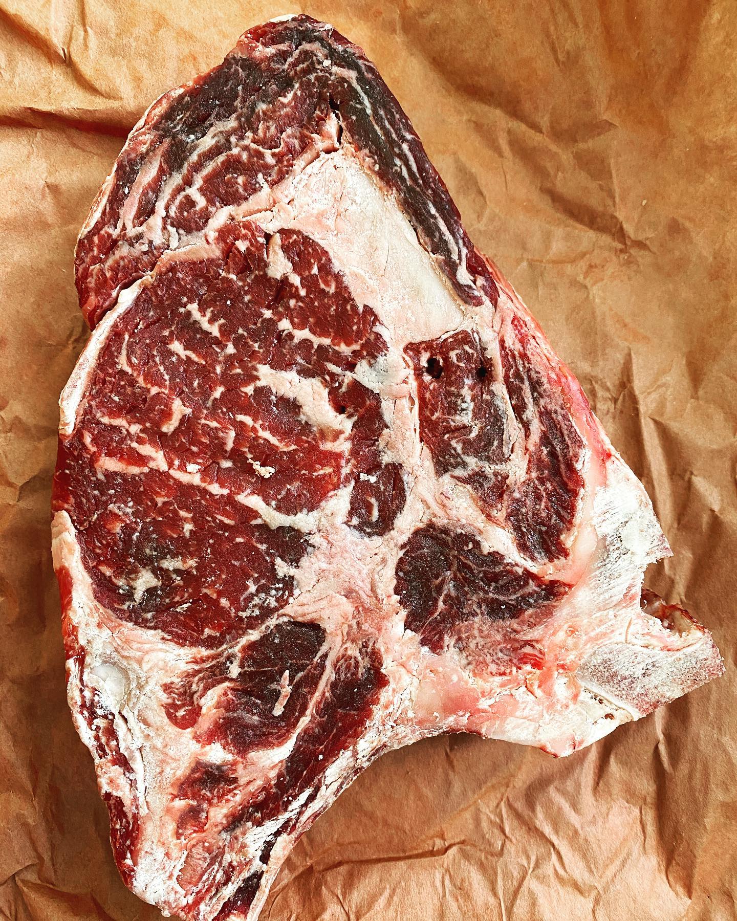 Marmoriertes Dry-aged Ribeye auf Papier