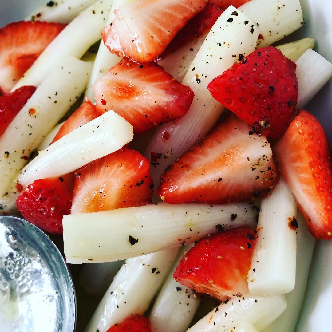 Pfälzer Spargel mit Erdbeeren