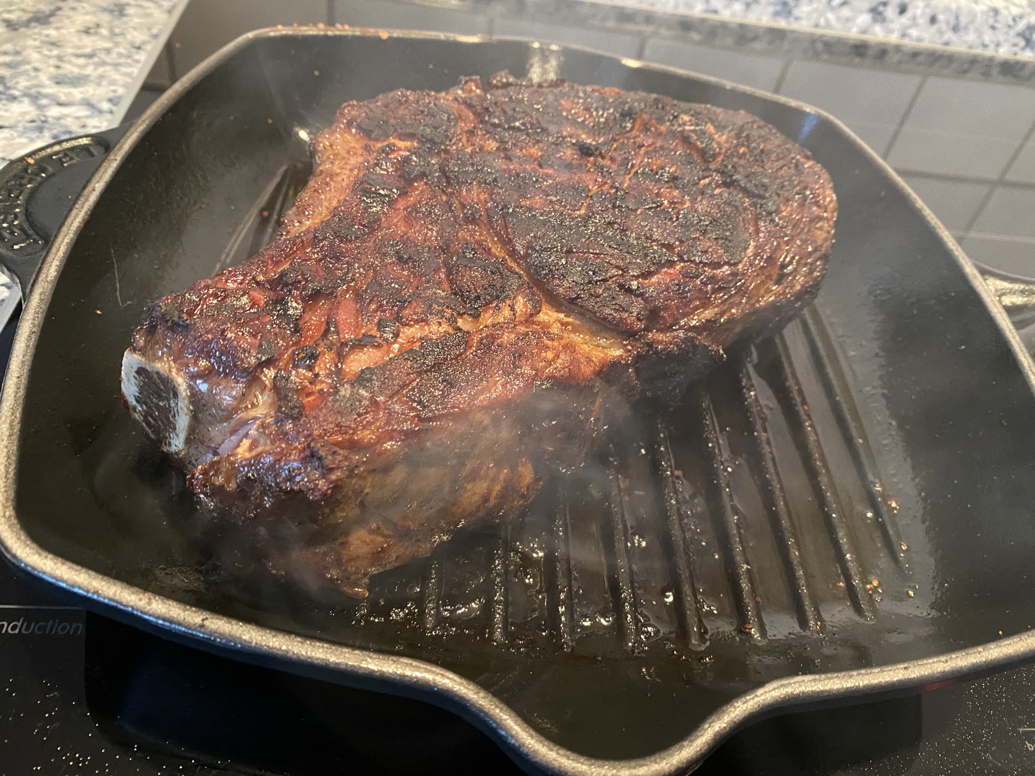 Gebräuntes Steak in einer gusseisernen Grillpfanne