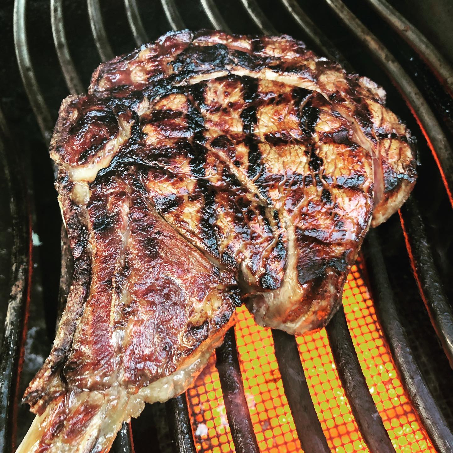 Tomahawk-Steak auf dem Grill